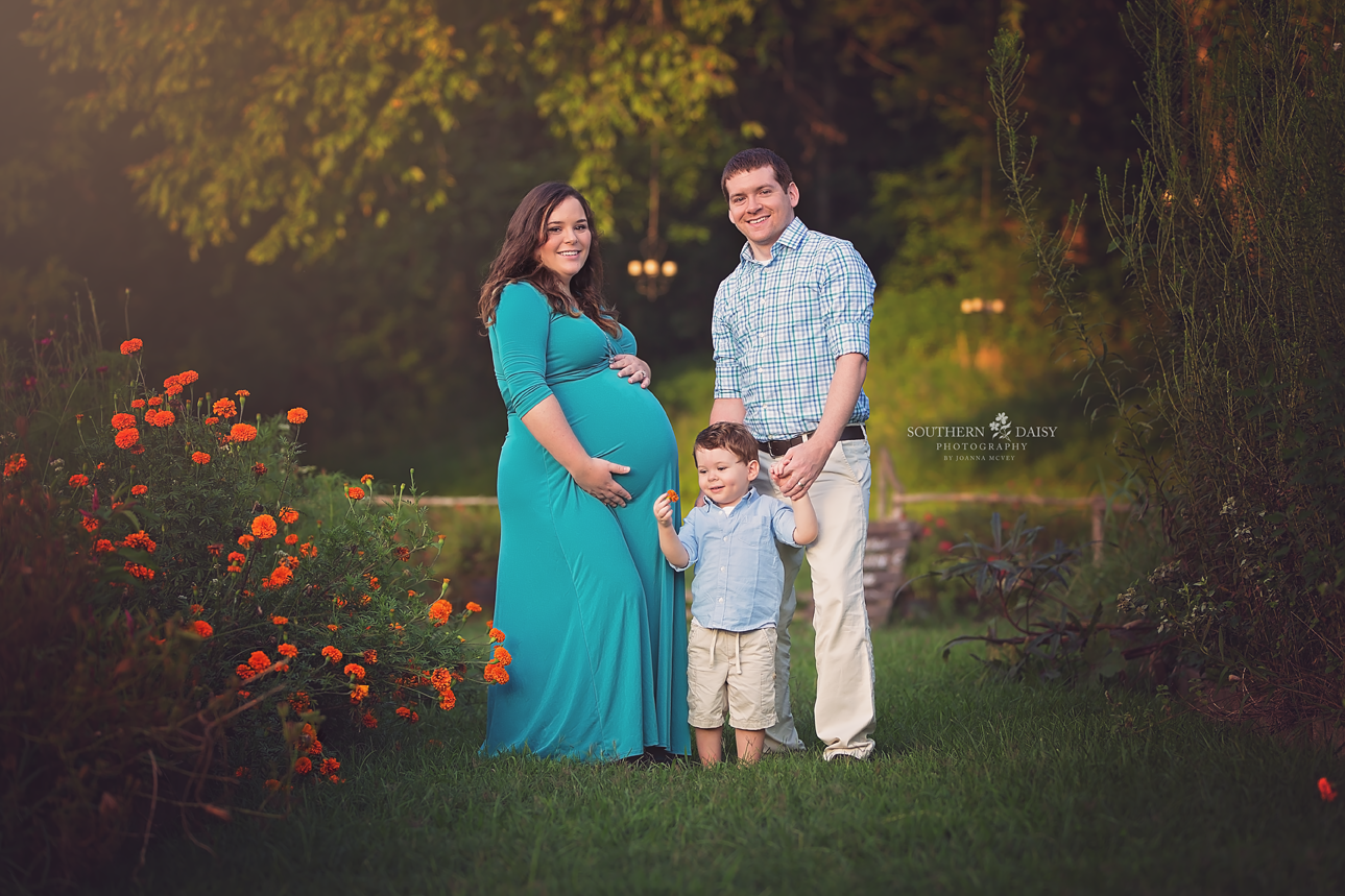 Family of 3 with expectant mother - Nashville maternity photographer