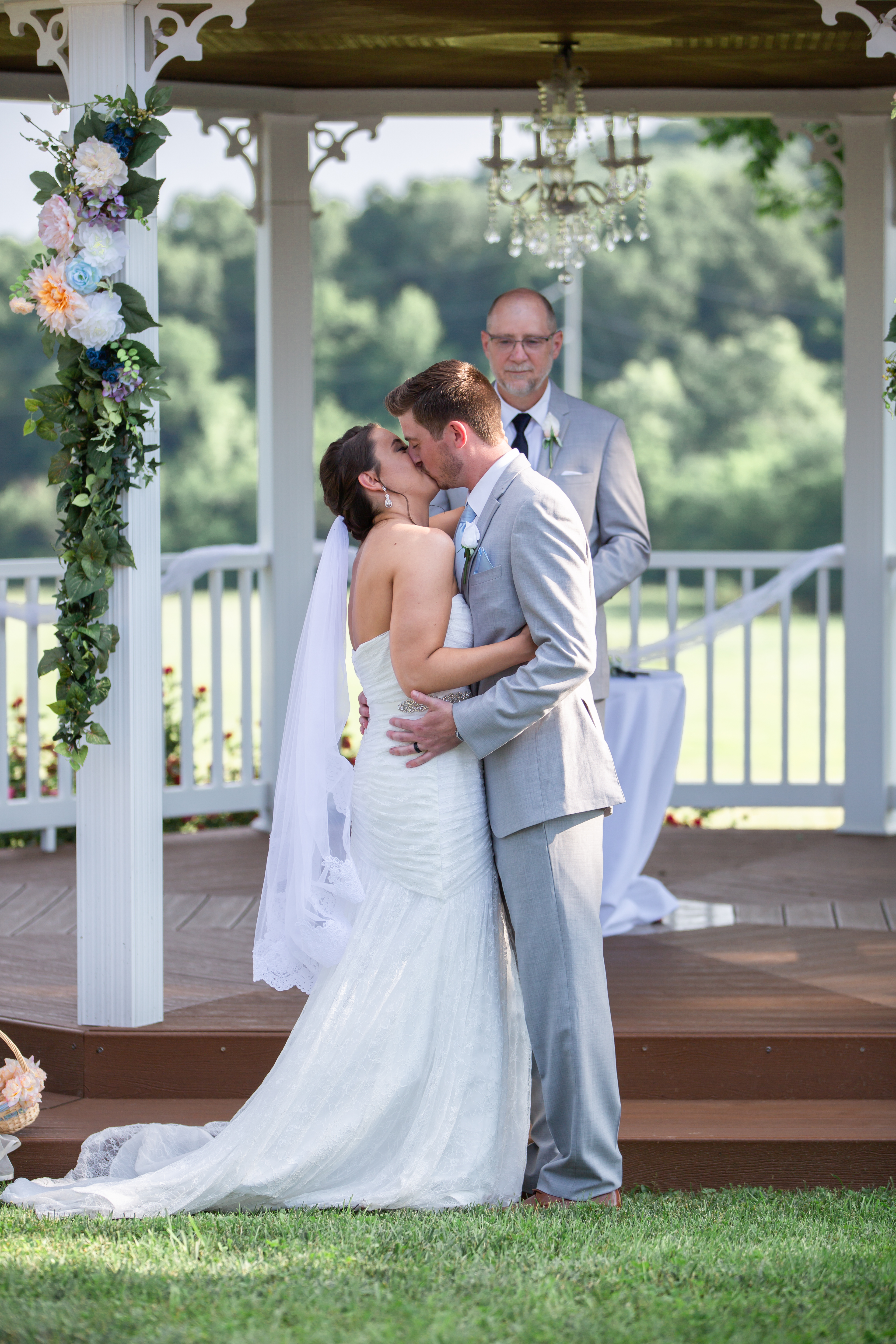 Wedding ceremony at Rock Creek Farm in Gallatin Tn - Nashville Photographer