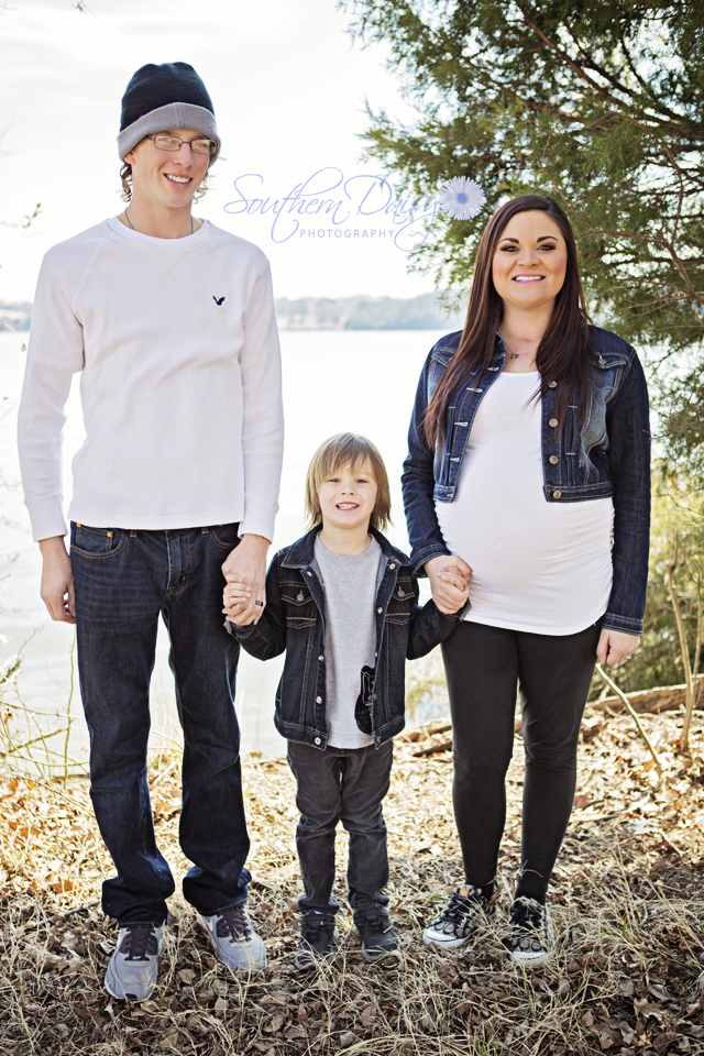 Maternity Photo with Older Sibling | Southern Daisy Photography